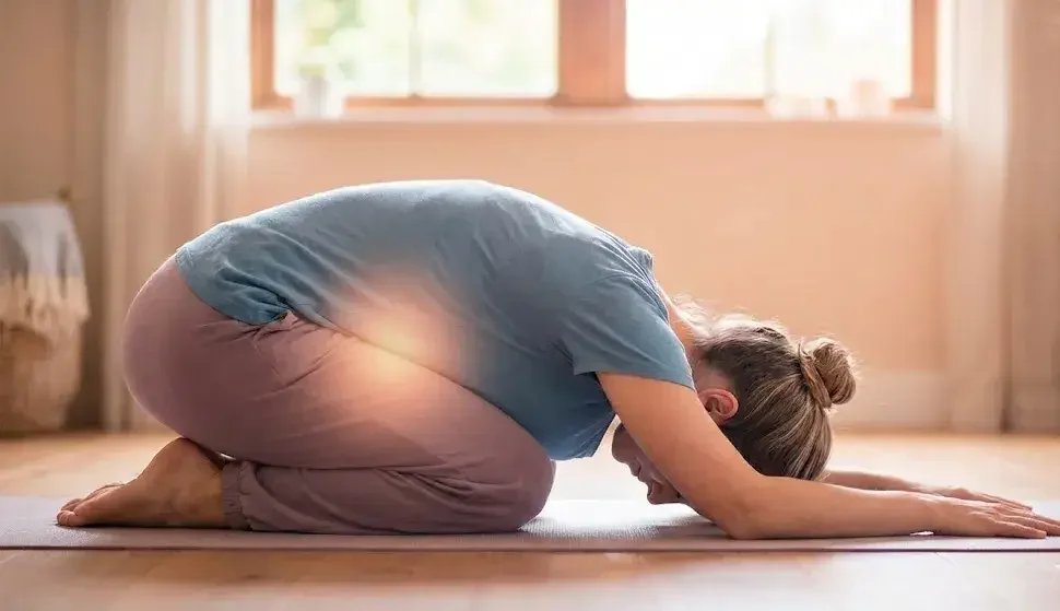 पीरियड्स के दर्द से तुरंत राहत के लिए 5 आसान योगासन